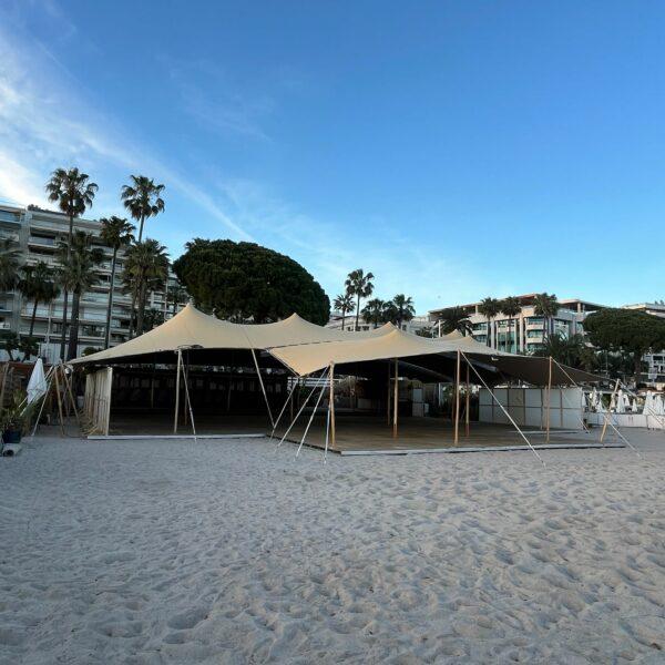 Installation de trois tentes au C'Beach, Semaine de la Critique, Cannes