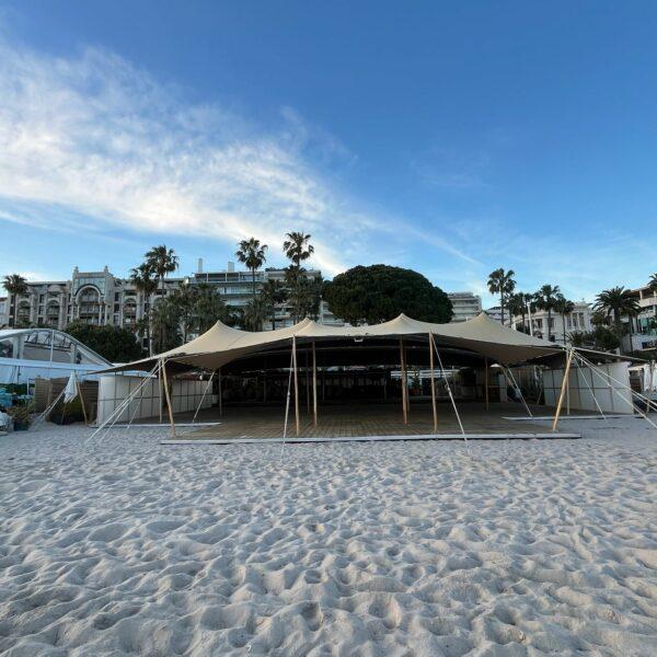 Installation de trois tentes au C'Beach, Semaine de la Critique, Cannes