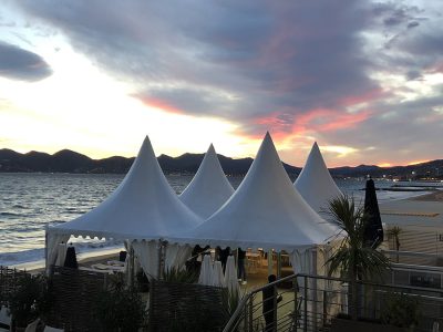 Tente classique événementielle montée en extérieur - Côte d'Azur